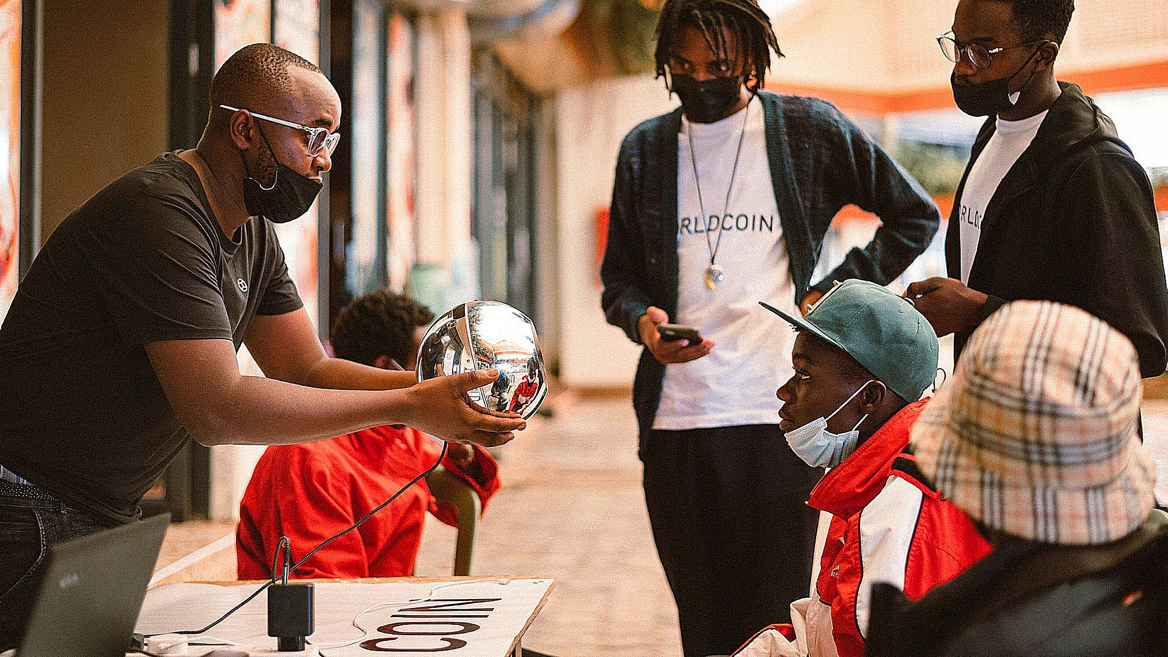 Worldcoin lanza una criptodivisa que se dará a cada persona en la tierra